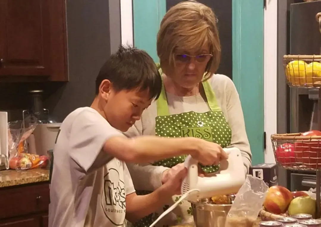 线上炒股配资之家 11岁出门远行，400万金钱投入：低龄留学的家庭豪赌