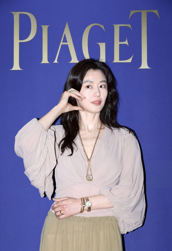 股票配资怎么个流程 44岁全智贤牙齿整崩了？新牙显龅牙不敢大笑，网友：女神滤镜碎了